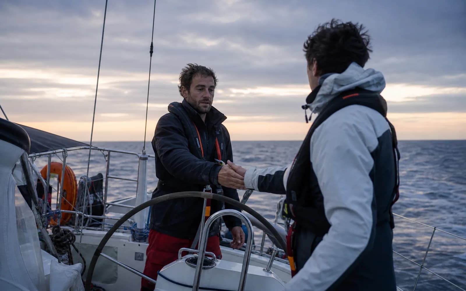 Relève d’un équipier fatigué dans le cockpit au lever du jour