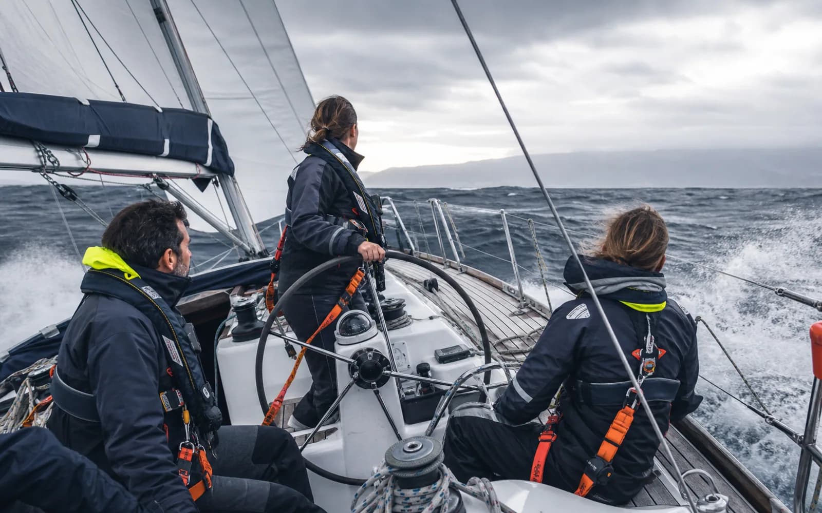 Équipage protégé dans le cockpit pendant une navigation par mer formée