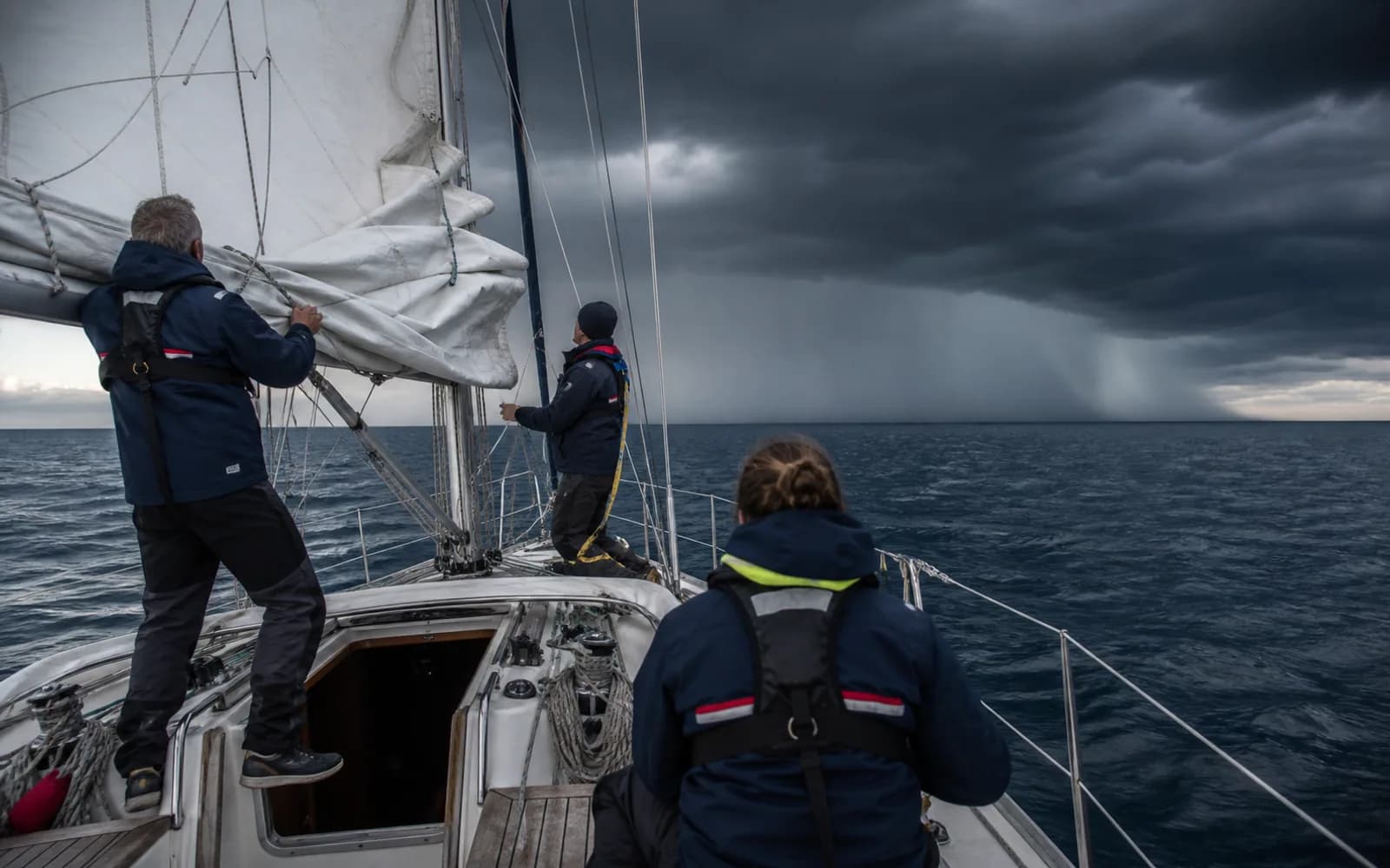 Équipage réduisant la toile avant l’arrivée d’un orage