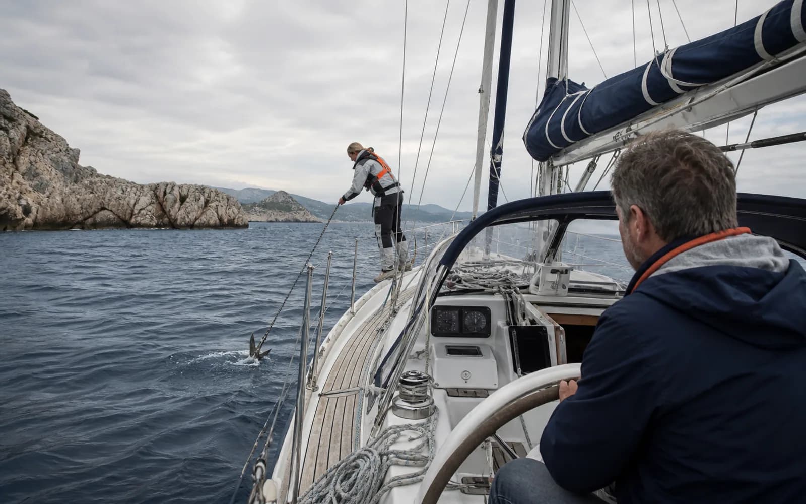 Équipage mouillant après une panne moteur près de la côte