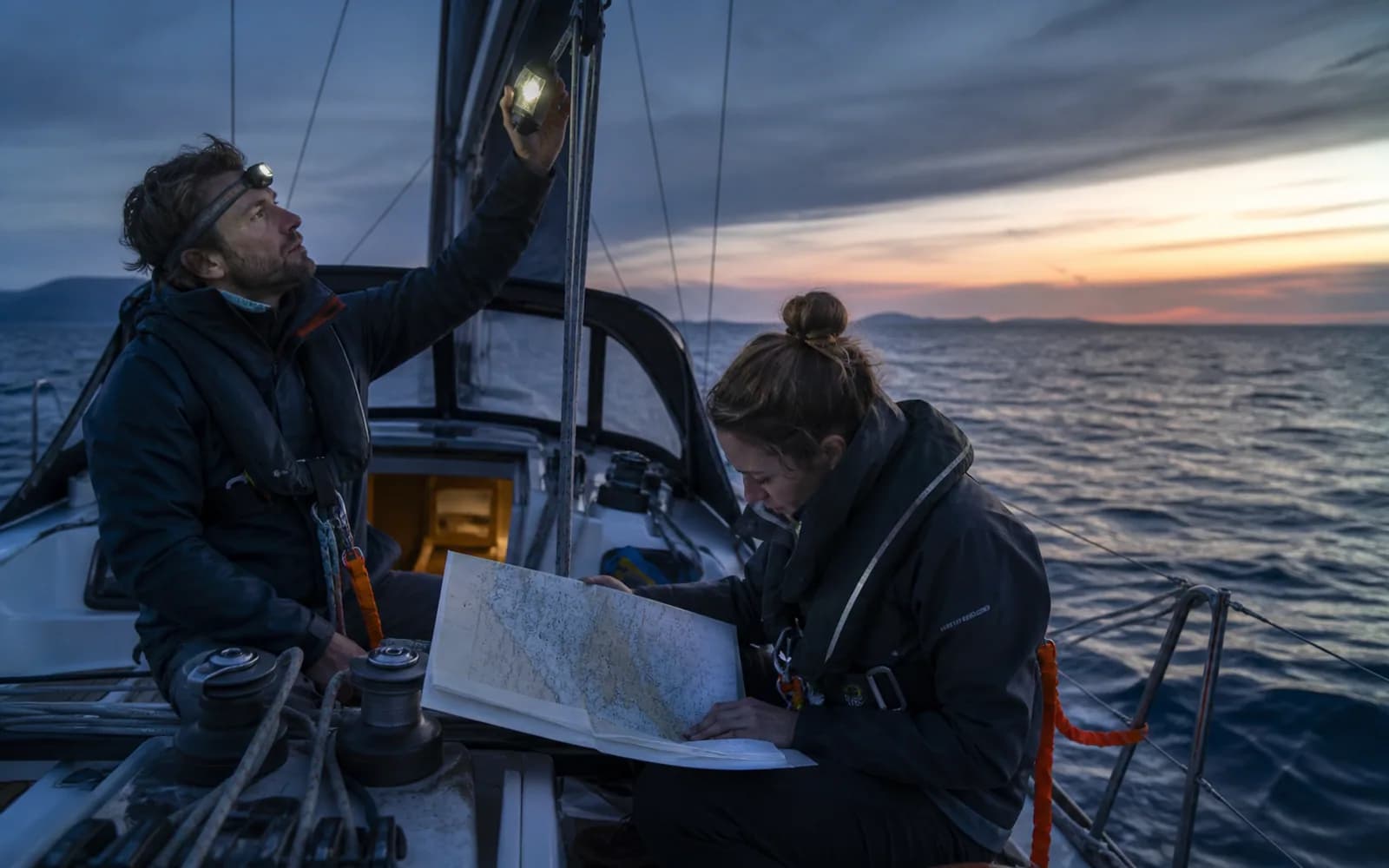 Équipage préparant les lampes et la navigation avant la nuit