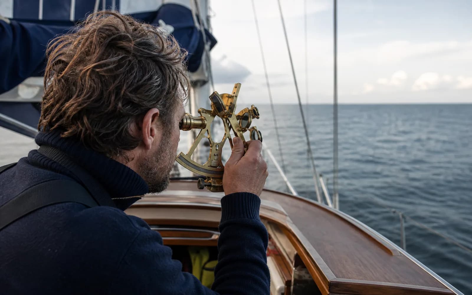 Navigateur mesurant la hauteur d’un astre avec un sextant