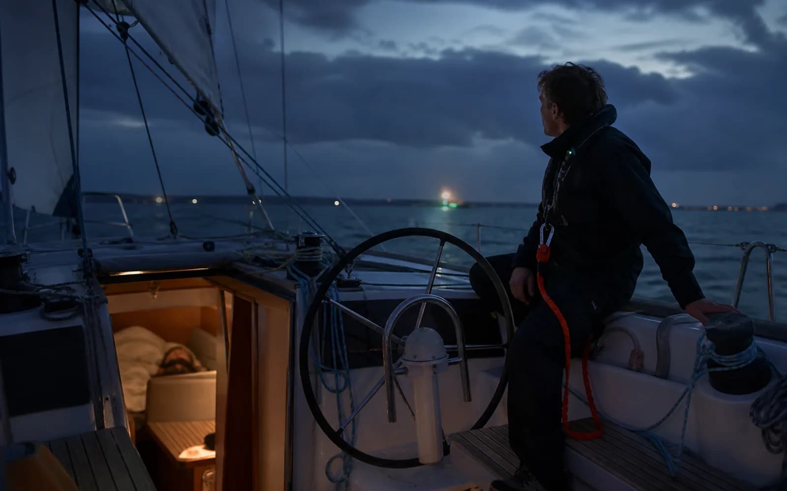 Équipier de quart observant les feux de navigation pendant la nuit