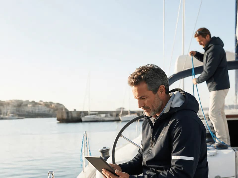 Chef de bord consultant une information de sécurité nautique